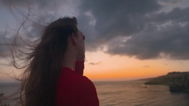 Πραγματικό Χρόνο Μια Γυναικεία Τρίχα Φτερουγίζει Στον Άνεμο Φόντο Ένα — Αρχείο Βίντεο