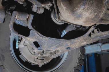 Ön süspansiyon. Aşağıdan bak. Tozda SUV süspansiyonu.