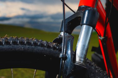 yüksek hızlı bisiklet disk fren sistemi, delinmiş disk ve kalibre, mtb, yakın plan, dağ bisikleti freni verimliliği.