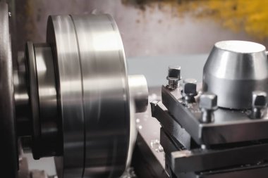 Bir makinenin çalışmasına yakın çekim, bir metal atölyesini dönüştürmek. Hareket bulanıklığı.