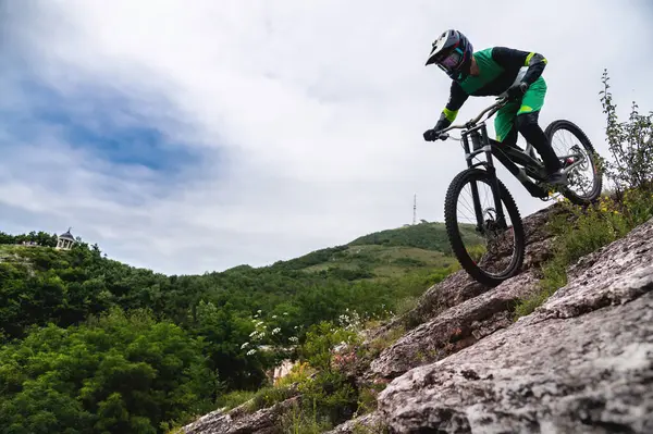 Sportul Biciclistul Împotriva Cerului Tânăr Merge Bicicletă Montană Natură Frumoasă Fotografie de stoc