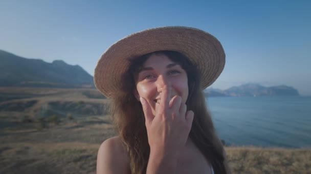 快乐美丽的年轻女子在海滩上微笑 愉快的女孩欣赏日落 女性在海上大笑的健康生活方式概念 — 图库视频影像
