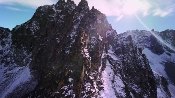 Світаючий Піднімається Вгору Епічній Скелі Високо Горах Покритих Снігом Сонячний — стокове відео