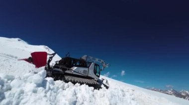 Kar tımarcısı iş başında. Dağda patika hazırlama sürecinde olan kar kedisi.