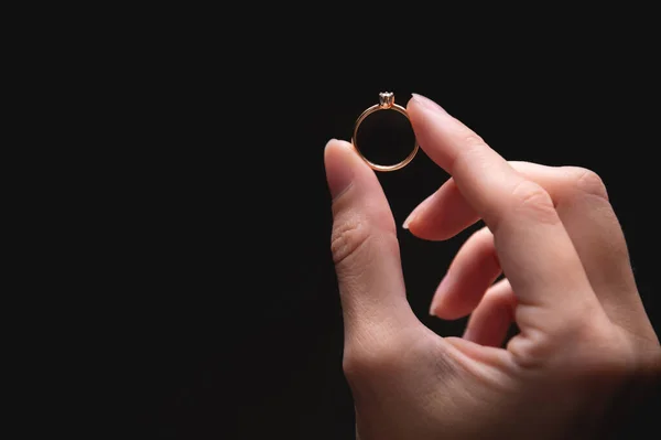 Gyűrűt Ujjaival Tartja Bemutatva Gyűrű Átmérőjét Típusát Ékszerek Női Kézben — Stock Fotó