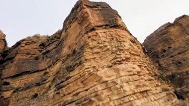 Ulusal Park 'taki Red Rock Dağı manzarası. İnsansız hava aracı vahşi doğada uçuyor. Kurak dağların manzarası, İHA 'yı uçurumdan aşağı sürmek.
