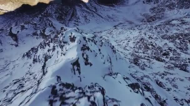 Melompat Dari Puncak Gunung Berbatu Bawah Batu Sport Fpv Drone — Stok Video