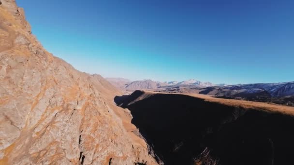 Una Salita Vertiginosa Epica Roccia Alta Montagna Coperta Neve Una — Video Stock