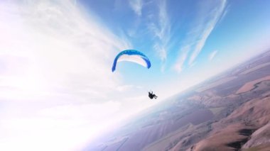 Hava görüntüsü. Havada planör takibi. Bir spor fpv kuadkopterinde ekstrem sporların eşsiz fotoğrafları..