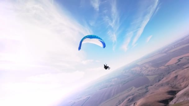 空中风景 追着悬挂在空中的滑翔机Fpv四轮车上极限运动射击的独特航拍照片 — 图库视频影像