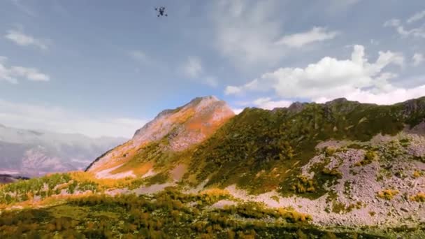 山の高い名前のないスポーツクワッドコプターを追いかける Fpvドローンのホームステーション スポーツFpvドローン飛行記録のフレームで サイドビューのスローモーション — ストック動画