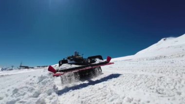 Kayak merkezindeki özel ekipman işi. Kar Kedisi, Ratrack kar temizleme makinesi kış kayak sezonunda kayak pistini hazırlıyor. Kayak sezonuna hazırlanıyorum. Fpv insansız hava aracının hava görüntüsü