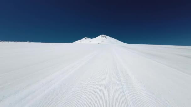 Свежеприготовленный Спуск Лыжном Курорте Покрытой Снегом Горы Эльбрус Вид Воздуха — стоковое видео