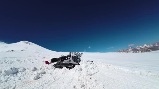Eine Pistenraupe Fährt Auf Einem Verschneiten Parkplatz Einem Winterskigebiet Den — Stockvideo