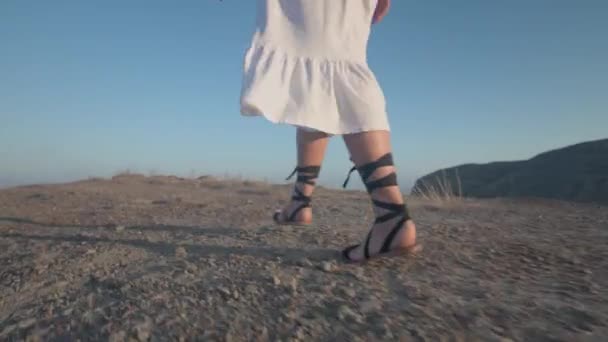 Ein Mädchen Auf Einem Felsen Meer Die Kamera Folgt Ihren — Stockvideo