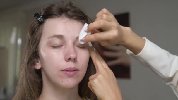 Kozmetik Ofisinde Kaşları Kaşlara Hazırlamak Için Yakın Plan Kozmetikçiyle Randevusu — Stok video