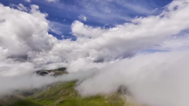 Vista Aérea Timelapse Nuvens Paralaxe Sobre Uma Área Montanhosa Vídeos — Vídeo de Stock