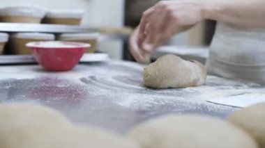 Çiğ hamuru ekmek somunlarına ayırıp pişirme tabaklarına sermek. Fırın işi. Ekmek yapmak.