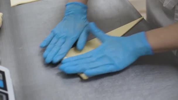 Balíme Těsto Tvaru Croissantu Domácí Sladké Pečivo Moderní Pekárna Pekař — Stock video