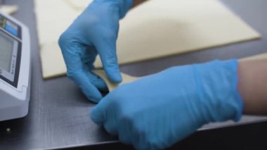 Kruvasan yapıyorum. Pastanede kadınların elleri klasik kruvasan büker. Fırın ürünlerinin üretimi.