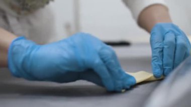 Kadınların elleri özel bir hamurdan kruvasan yapar. Fırın işi. Fırın ürünlerinin üretimi.