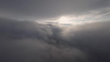 Hava manzarası bulutların üzerinde pürüzsüz uçuyor. Pilotların bakış açısı gün batımından önce gerçek bir uçuş sırasında. Büyüleyici bir bakış. Eşsiz bir görünüş. bulutyüzeyi.