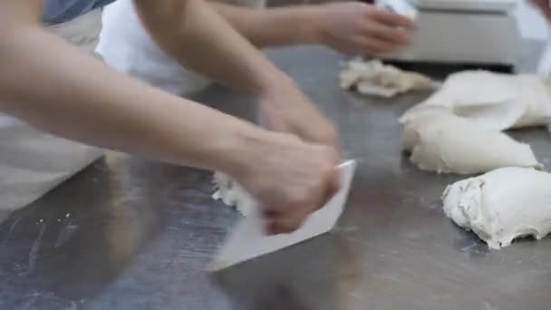 Bageriarbetarnas Kvinnliga Händer Separerar Delar Degen Som Ska Vägas Vågen — Stockvideo