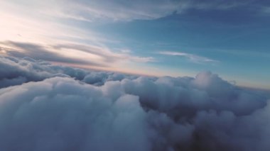 Hava manzarası bulutların üzerinde pürüzsüz uçuyor. Pilotların bakış açısı gün batımından önce gerçek bir uçuş sırasında. Büyüleyici bir bakış. Eşsiz bir görünüş. bulutyüzeyi.