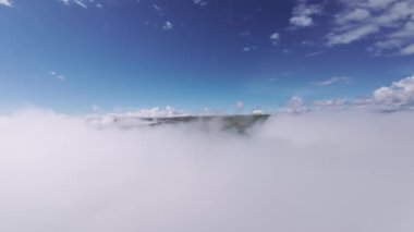 Kokpitten bulutların üzerinde birinci şahıs olarak gerçek uçuş. Güneşli havada bulut sörfü. Bulutların arasında uçan hava manzarası.