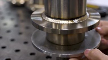Paslanmaz çelik flanşların imalatında bir kaynak gösterimi. Fabrika endüstriyel üretim. Yakın plan..