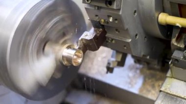 Otomatik CNC makinesi pirinç işçiliği işliyor. Bronz çalı yapıyorum. Sanayi üretim videosu.