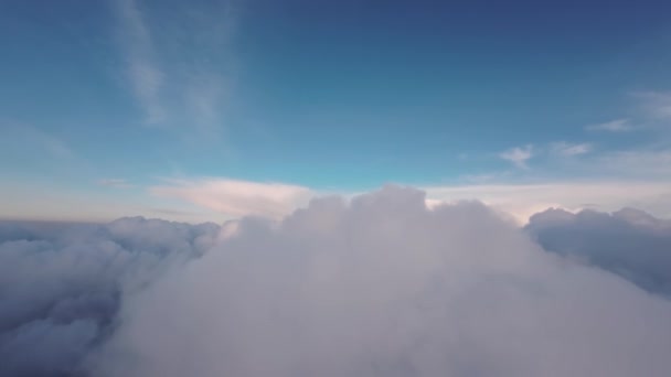 Impresionante Vuelo Aéreo Cinematográfico Través Nubes Blancas Esponjosas Cielo Azul — Vídeos de Stock