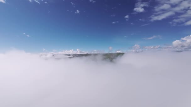 真正在云中飞行的第一人称是从驾驶舱看到的 天气晴朗时 云彩飘扬 空中的景色掠过云彩 — 图库视频影像