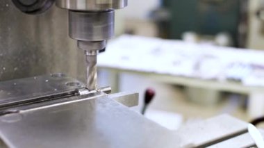 Paslanmaz çelik işçiliği kesmek için CNC değirmen makinesi. Harekete geçen bir kesicinin yakın plan görüntüsü.