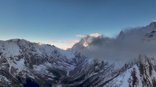 Panorama Delle Montagne Caucasiche Cime Altissime Luce Del Tramonto Villaggio — Video Stock