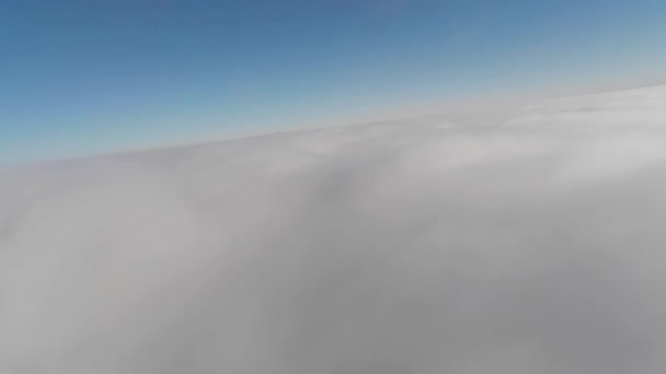 エアビュー 無人Fpvグライダーで雲の上を低く飛んでいる クラウドサーフィン 低い曇りの表面の上にグライディング クラウド背景 — ストック動画