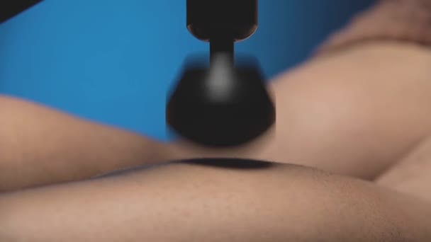 Massage Gros Plan Muscle Mollet Jeune Homme Avec Masseur Percussion — Video