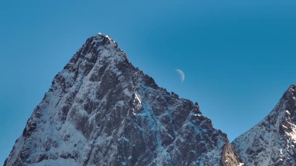 Nieuwe Maan Telepoto Van Een Rotsachtige Bergtop Waarnaast Maan Beweegt — Stockvideo
