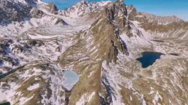 Dağlarda ve kayalık arazide açık mavi alp buzul gölü. İçme suyunun en saf kaynakları. Doğal dağ göllerinde tatlı su görünmesi için nedenler.