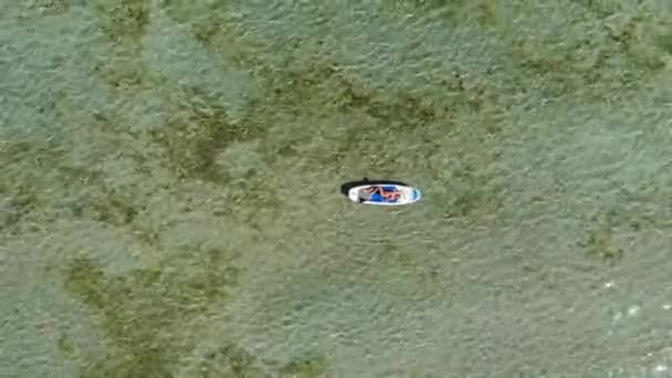 Luftaufnahme Von Der Drohne Junge Attraktive Frau Bikini Und Sonnenbrille — Stockvideo