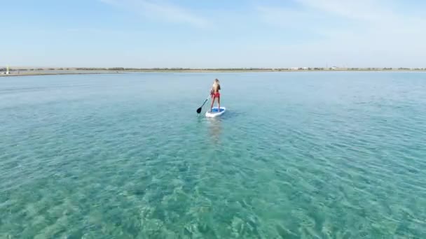 Pemandangan Udara Wanita Muda Bersenang Senang Bangun Baris Laut Sup — Stok Video