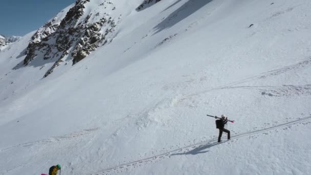 一群滑雪者站在山上的雪坡上 Ski旅游免费航空观景 — 图库视频影像