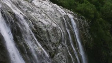 Resimli Sofiysky şelalesinin kenarından süzülen suyun nefes kesici yakından görüntüsü. Karachay-Çerçeve Cumhuriyeti. Kuzey Kafkasya.