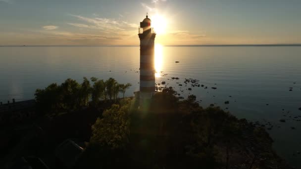 日落时从空中俯瞰灯塔 海湾上的海灯塔的俯瞰图 — 图库视频影像