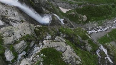 Resimli Sofiysky şelalesinin kenarından süzülen suyun nefes kesici yakından görüntüsü. Karachay-Çerçeve Cumhuriyeti. Kuzey Kafkasya.