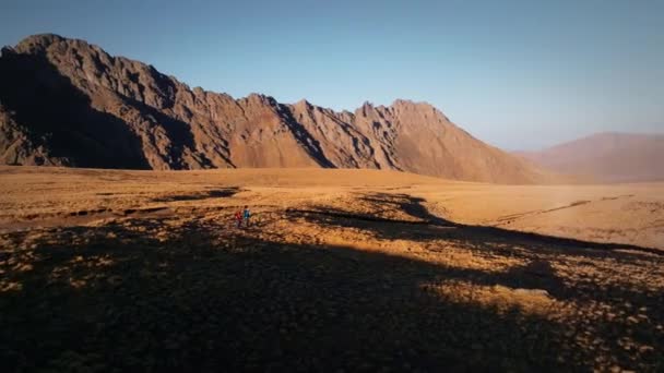 Dos Hombres Con Mochilas Están Caminando Largo Una Meseta Montañosa — Vídeo de stock
