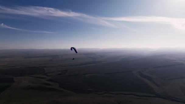 Flygbilder Stabiliserade Bilder Längs Horisonten Manlig Paraglider Flyger Omgiven Åkrar — Stockvideo