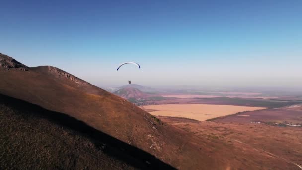 Letecký Pohled Stabilizované Záběry Obzoru Samec Paraglidingu Létá Obklopený Poli — Stock video