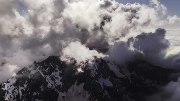 Volo Tra Nuvole Sviluppo Verticale Sulle Montagne Durante Giorno Vista — Video Stock