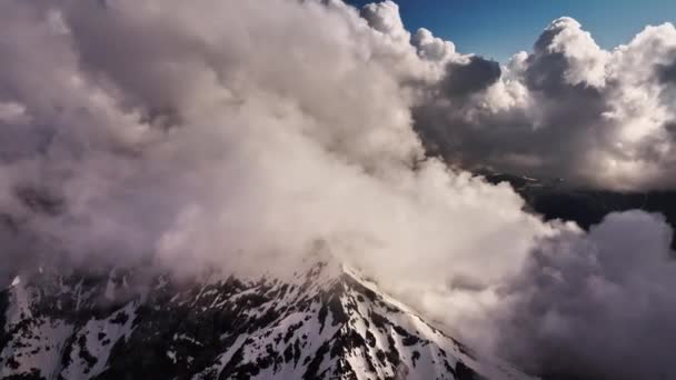 Terbang Awan Pembangunan Vertikal Atas Pegunungan Pada Siang Hari Pemandangan — Stok Video